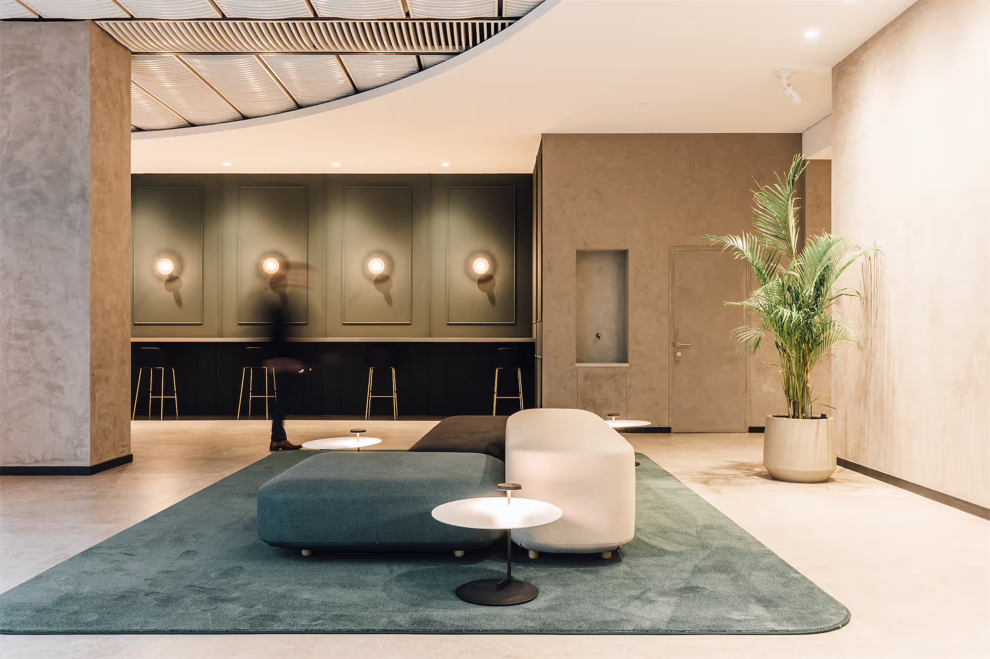 67be3f116036027c14c67e27_Stéphanie Square HD-11